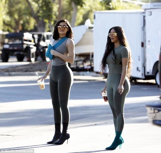 
Kim và em gái thu hút mọi sự chú ý của thợ săn ảnh
