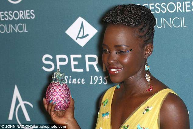 Lupita Nyong'o sành điệu với ví cầm tay quả dứa lạ mắt - 4
Lupita Nyongo từng được tạp chí People bình chọn là người đẹp nhất thế giới và cô nhiều lần được bình chọn là một trong những sao mặc đẹp nhất