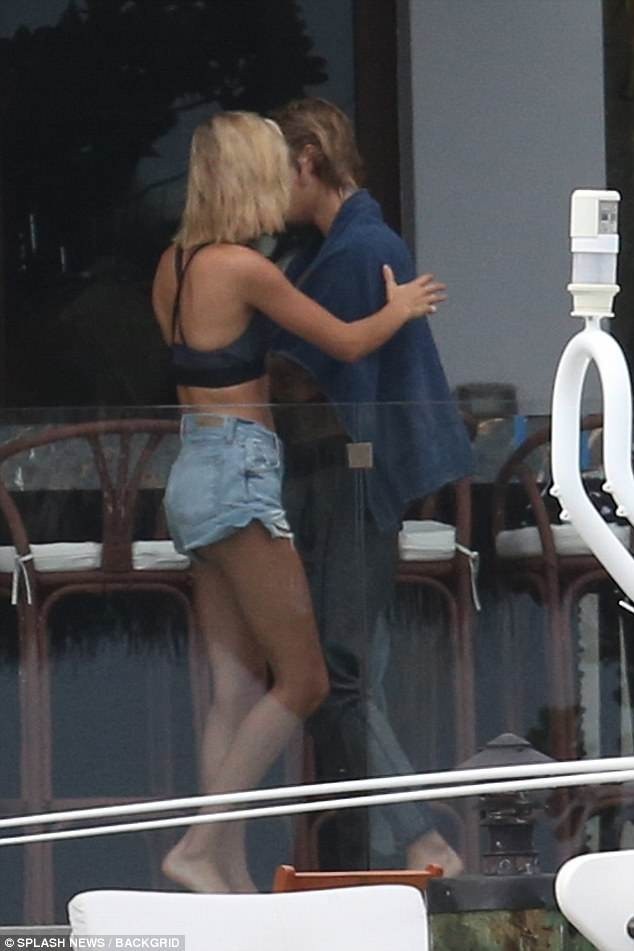 Hailey Baldwin tái ngộ tình cũ Justin Bieber - 4
Cặp đôi bất ngờ tái ngộ trong kỳ nghỉ cuối tuần tại Miami