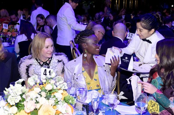 Lupita Nyong'o sành điệu với ví cầm tay quả dứa lạ mắt - 5
Vẻ rạng rỡ của ngôi sao 35 tuổi người gốc Kenya bên bàn tiệc tối