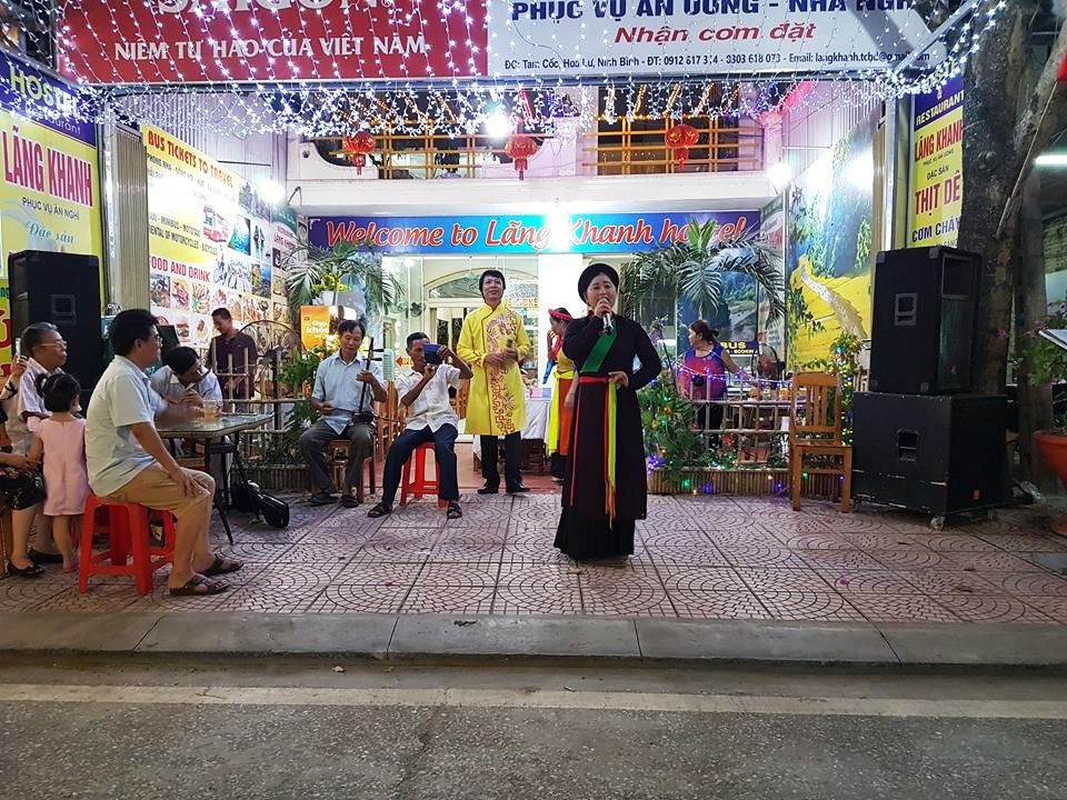 Một điểm biểu diễn văn nghệ trên vỉa hè phục vụ du khách tại phố đi bộ Tam Cốc.