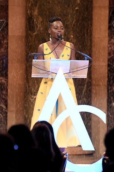Lupita Nyong'o sành điệu với ví cầm tay quả dứa lạ mắt - 6
Lupita Nyongo phát biểu trong sự kiện thời trang