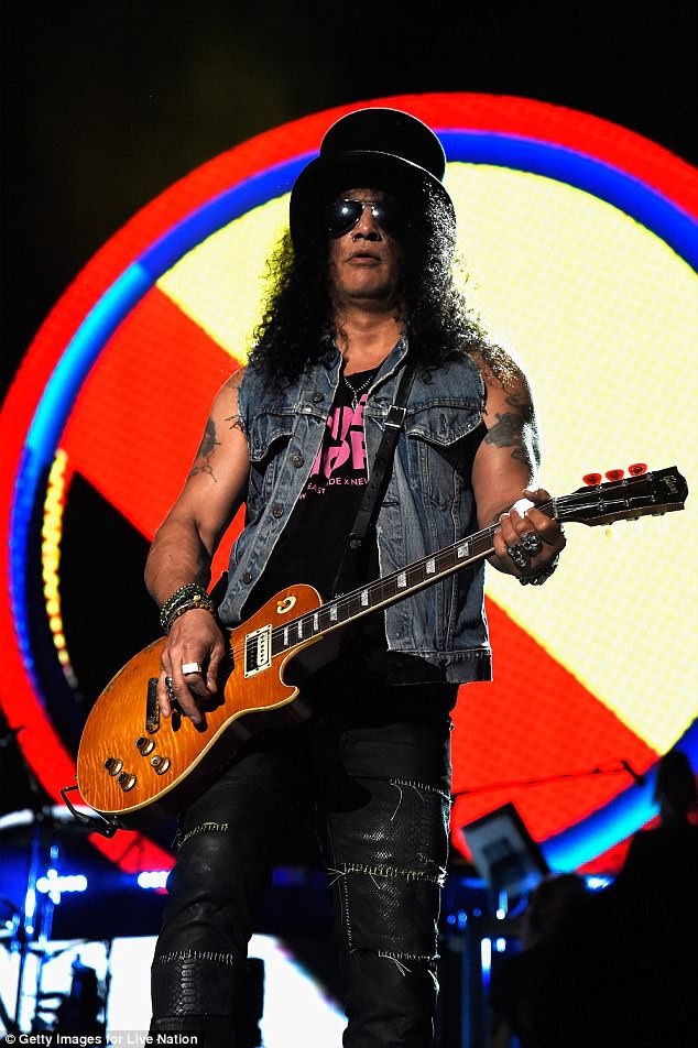 Slash sẵn sàng chi 6,6 triệu USD để ly dị vợ - 6
Slash thông báo với tòa án rằng thu nhập mỗi tháng của anh là 345 nghìn USD và anh muốn hoàn tất thủ tục ly dị nhanh nhất có thể để bắt đầu cuộc sống mới.