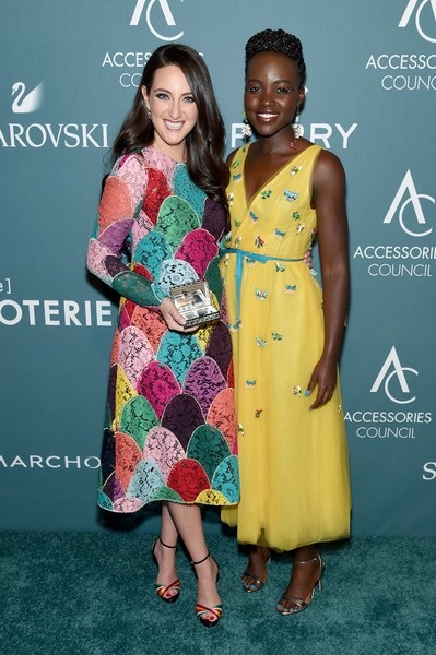 Lupita Nyong'o sành điệu với ví cầm tay quả dứa lạ mắt - 7
Được đánh giá cao về gu thời trang tinh tế, nữ diễn viên phim Điệp vụ báo hồng rất đắt show quảng cáo và sự kiện.