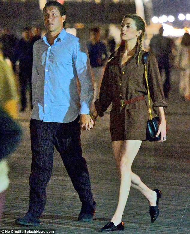 
Amber Heard và bồ mới Vito Schnabel nắm tay đi dạo trên đường phố New York ngày 11/6 vừa qua

