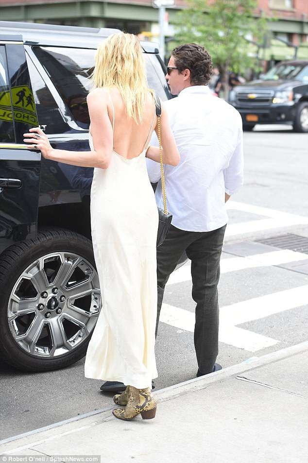 
Cặp đôi trông hạnh phúc và thư thái khi ở bên nhau.
