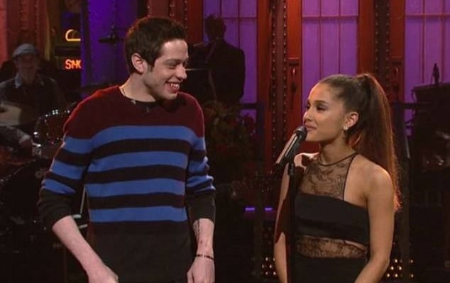 Rộ tin Ariana Grande đính hôn với bạn trai sau 1 tháng hò hẹn - 2
Nữ ca sĩ 24 tuổi đang hạnh phúc bên người đồng nghiệp cùng tuổi.