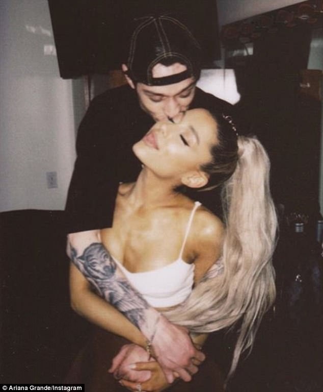 Rộ tin Ariana Grande đính hôn với bạn trai sau 1 tháng hò hẹn - 3
Ariana hạnh phúc trong vòng tay của Pete.