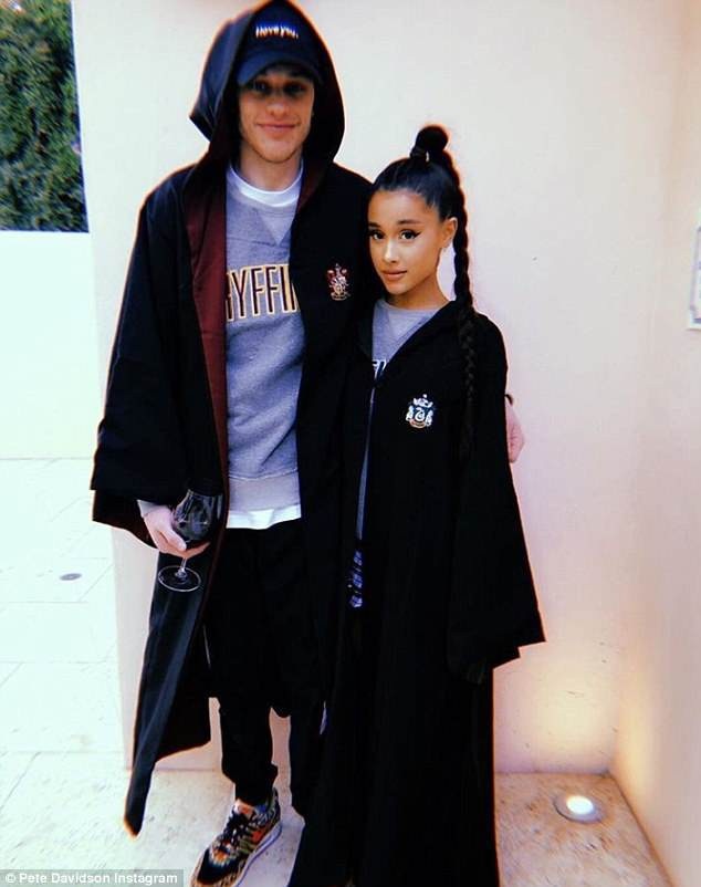 Rộ tin Ariana Grande đính hôn với bạn trai sau 1 tháng hò hẹn - 4
Cặp đôi công khai mối quan hệ trên mạng xã hội từ tháng 5 vừa rồi.