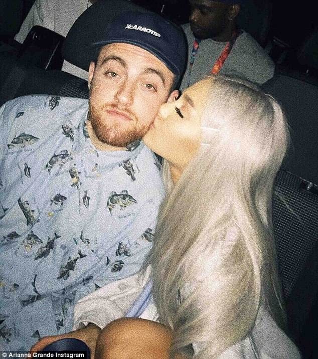 Rộ tin Ariana Grande đính hôn với bạn trai sau 1 tháng hò hẹn - 5
Trước đó, Ariana từng có mối tình 2 năm với rapper Mac Miller.