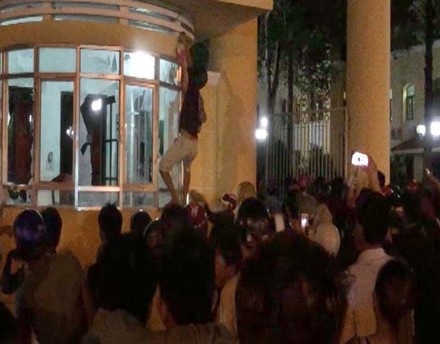 Bộ Công an yêu cầu xử lí nghiêm những đối tượng cầm đầu vụ gây rối ở Bình Thuận - 1 Những đối tượng quá khích tụ tập, đập phá UBND tỉnh Bình Thuận và một số cơ quan chức năng của tỉnh này.