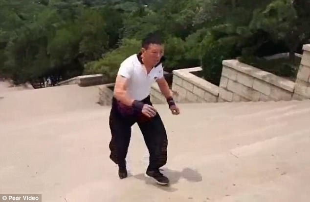 Lập kỷ lục chạy ngược xuống cầu thang trong thời gian nhanh nhất - 1 Ông Yin chạy ngược xuống 52 bậc thang trong chưa đầy 5 giây mà không hề bị ngã