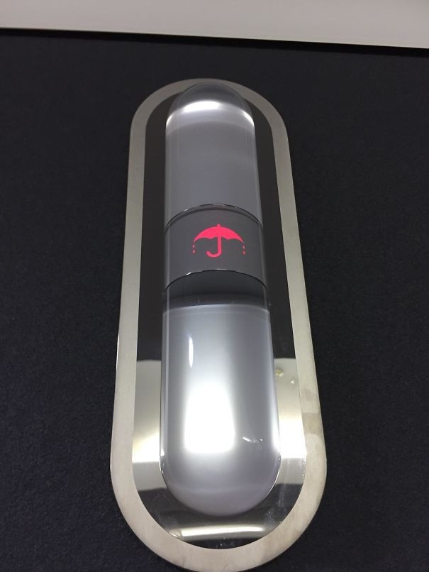 Thang máy tại một số tòa nhà công sở ở Nhật sẽ có thêm biểu tượng chiếc dù này để thông báo cho mọi người biết khi nào trời mưa để họ mang theo dù nếu cần đi ra ngoài