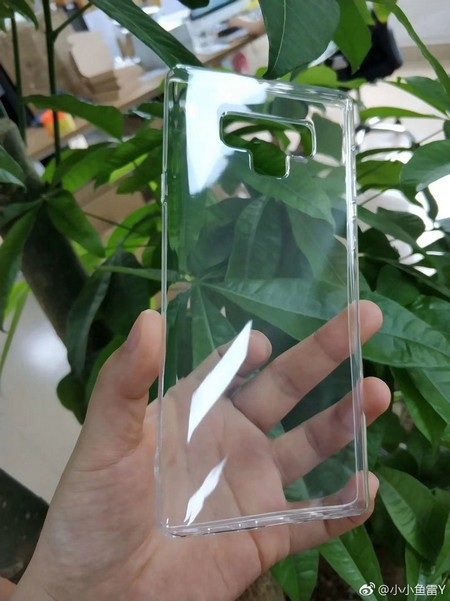 Hình ảnh lớp vỏ bảo vệ được cho là của Galaxy Note 9 cho thấy sản phẩm sẽ có cụm camera kép bố trí theo chiều ngang, cảm biến vân tay nằm phía dưới