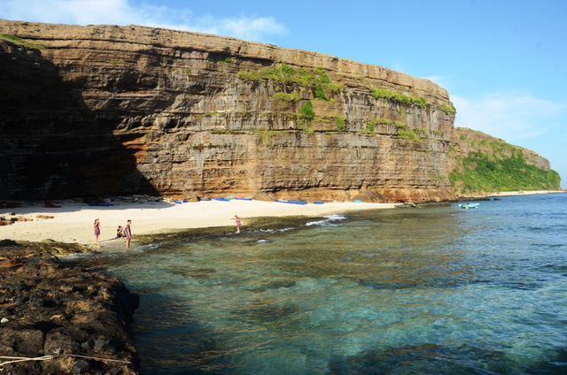 Mỗi ngày có hàng ngàn du khách đến tham quan, tắm biển tại khu vực Hang Câu
