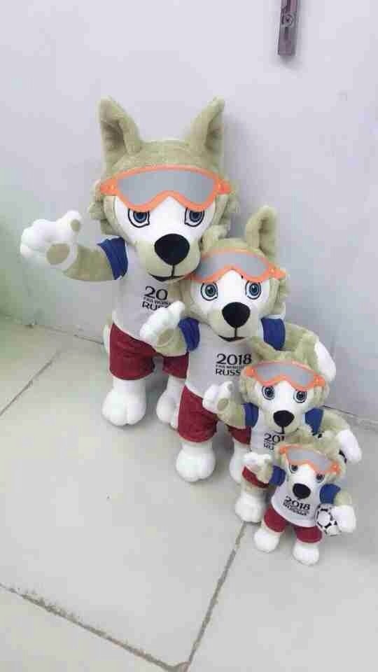 Một số shop nhập những chú sói bông từ Quảng Châu về bán dịp World Cup
