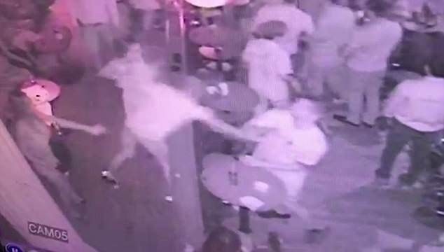 Khách Tây bị đâm trọng thương khi sàm sỡ phụ nữ trong hộp đêm - 1 Hình ảnh từ CCTV ghi lại cho thấy du khách người Australia bị đâm thẳng vào ngực