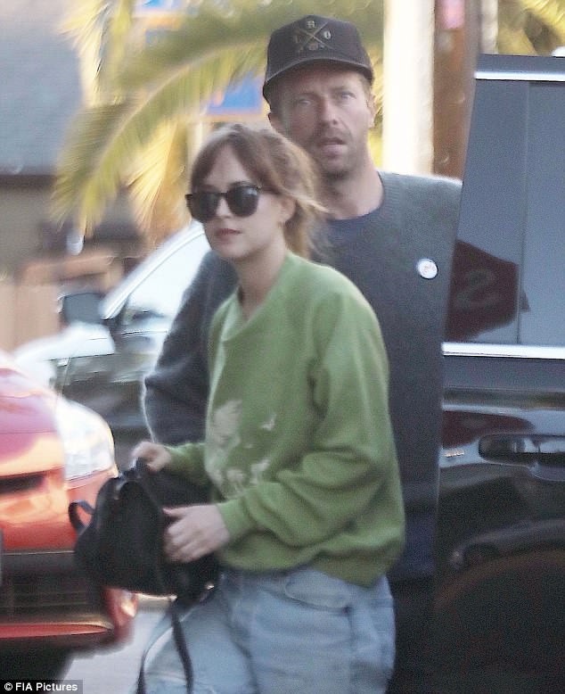 Sao phim 50 sắc thái hẹn hò với Chris Martin - 1
Dakota Johnson và Chris Martin bị bắt gặp đi ăn trưa cùng nhau tại 1 nhà hàng ở Venice, Mỹ ngày 12/6 vừa qua