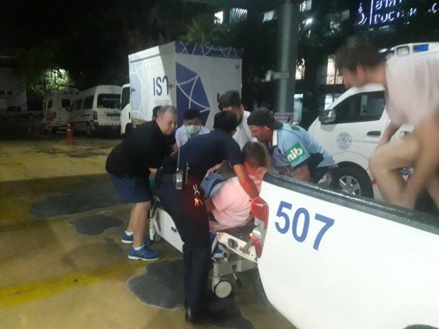 Khách Tây bị đâm trọng thương khi sàm sỡ phụ nữ trong hộp đêm - 2 Chàng trai được đưa vào viện ngay lập tức