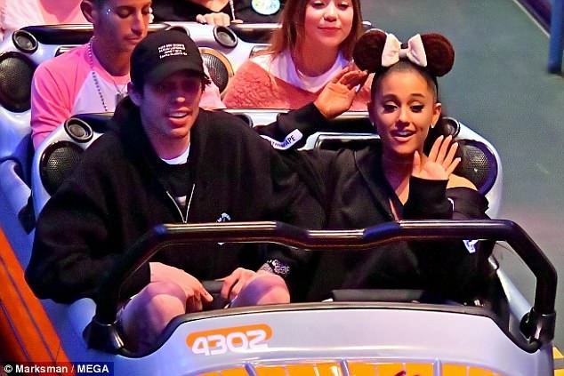 Ariana Grande lộ nhẫn đính hôn "khủng" - 2
Ca sỹ 9X đi chơi cùng bạn trai Pete Davidson và gia đình