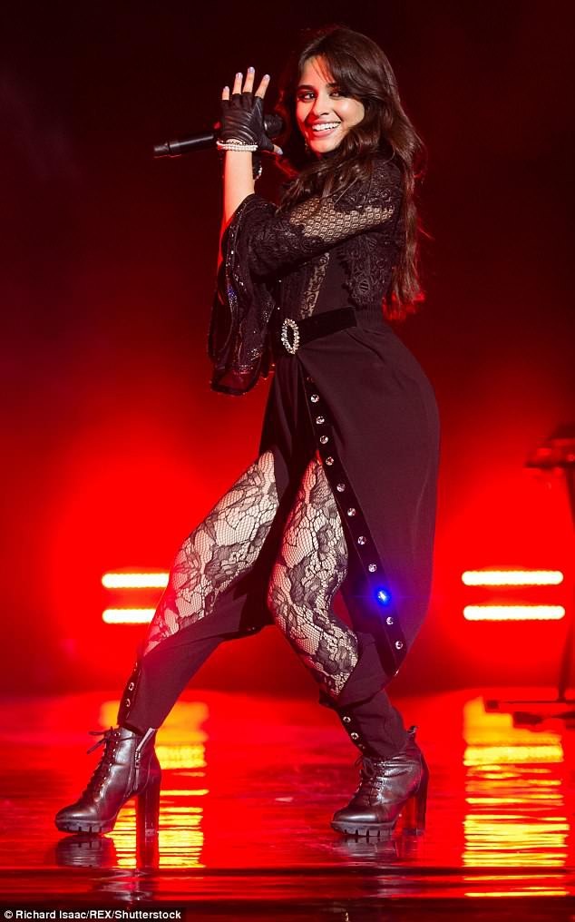 Camila Cabello bất ngờ mặc gợi cảm - 2
Vốn nổi tiếng là người ăn mặc kín đáo, Camila Cabello gây bất ngờ khi diện đồ ren xuyên thấu gợi cảm