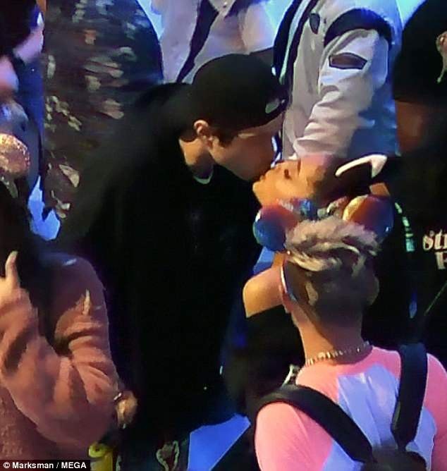 Ariana Grande lộ nhẫn đính hôn "khủng" - 3
Cặp đôi hôn nhau âu yếm và ngọt ngào
