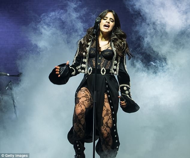 Camila Cabello bất ngờ mặc gợi cảm - 3
Ngôi sao của bản hit Havana trình diễn sôi động khoe giọng hát đầy nội lực