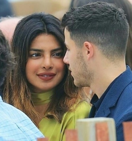Hoa hậu thế giới hạnh phúc bên bạn trai kém 10 tuổi - 1
Priyanka Chopra nhìn Nick Jonas say đắm khi đi dự tiệc cưới dịp cuối tuần
