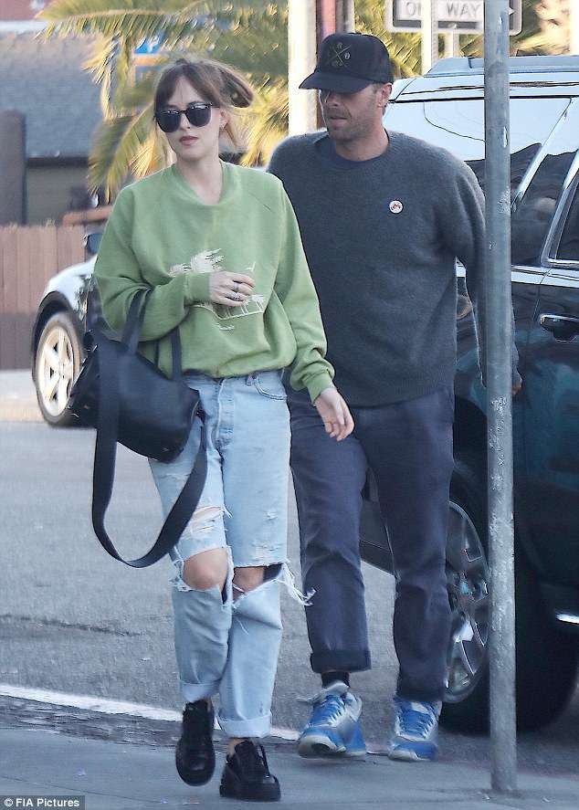 Sao phim 50 sắc thái hẹn hò với Chris Martin - 4
Dakota Johnson và Chris Martin hẹn hò từ cuối năm ngoái nhưng chưa bao giờ xác nhận mối quan hệ tình cảm của mình