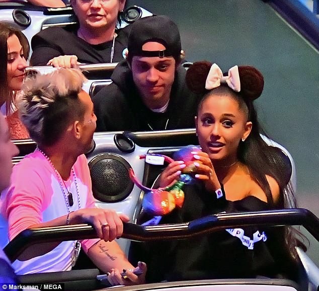 Ariana Grande lộ nhẫn đính hôn "khủng" - 4
Thông tin Ariana Grande đính hôn với Pete Davidson khiến mọi người bất ngờ vì cặp đôi này chỉ mới hẹn hò được ít tuần