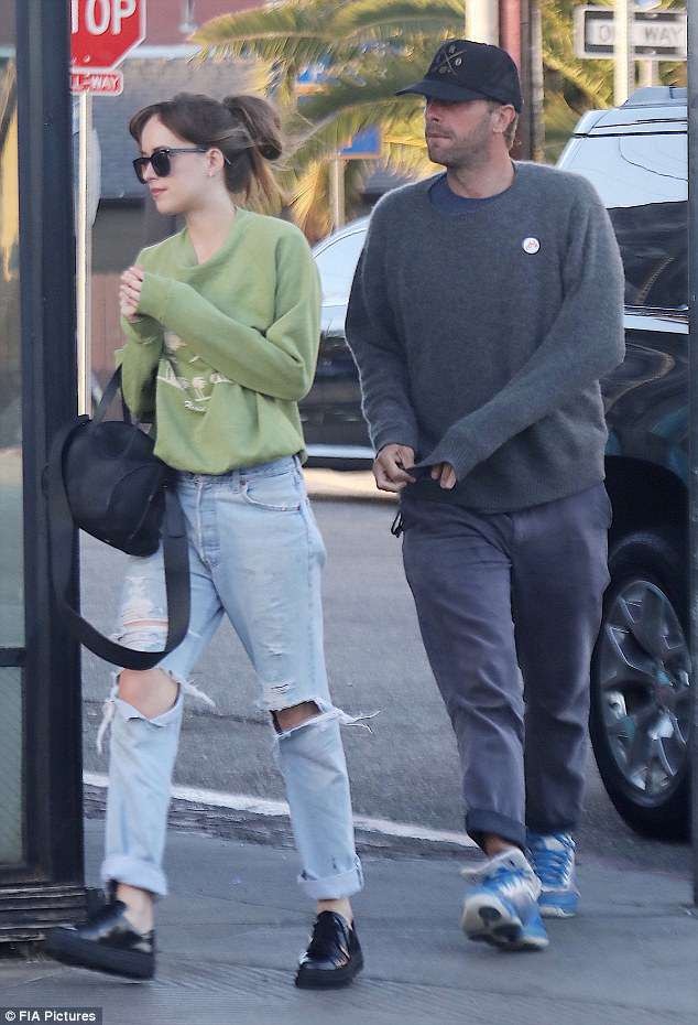 Sao phim 50 sắc thái hẹn hò với Chris Martin - 5
Dakota Johnson chưa từng kết hôn còn Chris Martin từng có 1 đời vợ