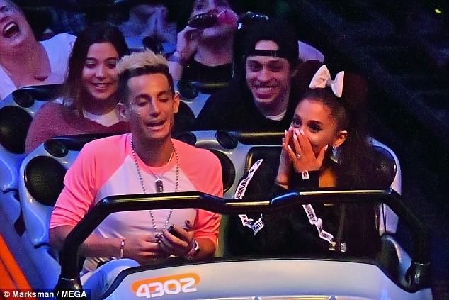 Ariana Grande lộ nhẫn đính hôn "khủng" - 5
Cả Ariana Grande và Pete Davidson đều chia tay một nửa của mình hồi đầu tháng 5 để tới với nhau