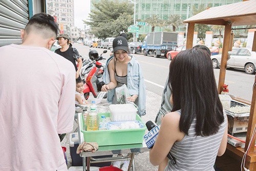 Cô chủ tiệm bánh quá gợi cảm khiến thực khách xếp hàng kín vỉa hè chờ mua đồ - 3 Miko bận rộn làm bánh cho khách