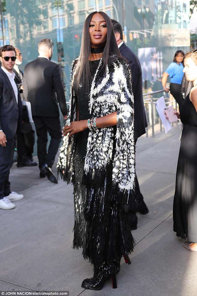 Chanel Iman bầu bí vẫn diện váy xẻ bạo - 7
Ở tuổi 48, Naomi Campbell vẫn trẻ trung đáng kinh ngạc