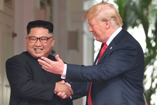 Nghệ thuật ngoại giao khôn khéo của ông Kim Jong-un - 2 Ông Kim Jong-un tươi cười khi trò chuyện với ông Trump (Ảnh: AFP)