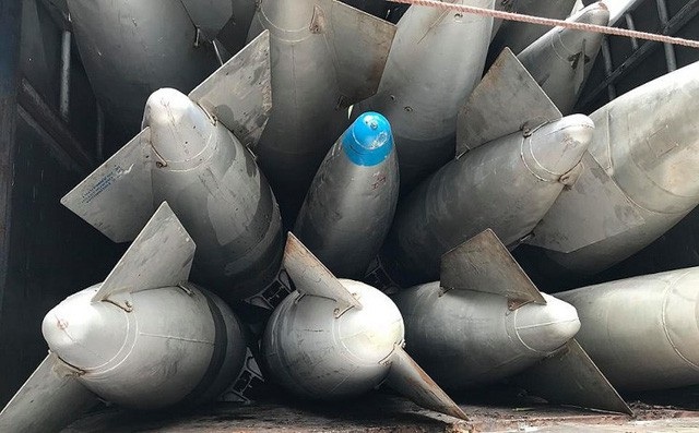 Lập biên bản 2 xe tải chở hàng chục bình chứa nhiên liệu nghi của máy bay - 1 Hàng chục bình nghi là bình nhiên liệu của máy bay bị cơ quan chức năng Công an huyện Yên Phong thu giữ (Ảnh: CTV)