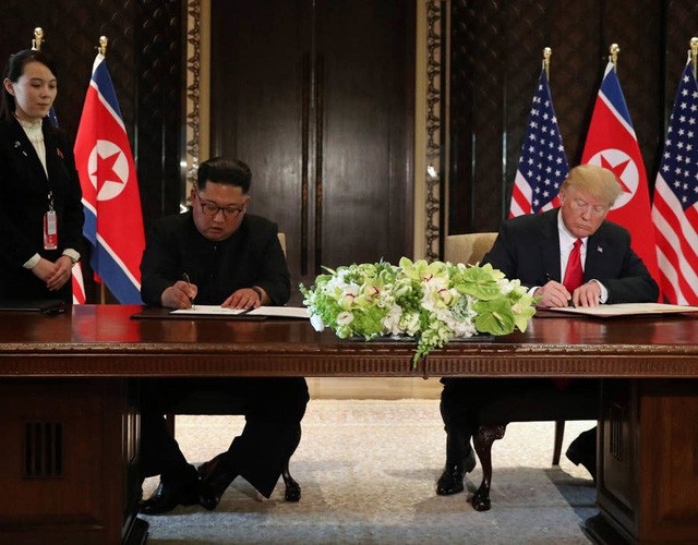 Ẩn ý từ phong cách ăn mặc của ông Kim Jong-un tại thượng đỉnh Mỹ-Triều - 2 Ông Kim Jong-un thường đeo kính trong thời gian gần đây khi tham gia các sự kiện. (Ảnh: Reuters)