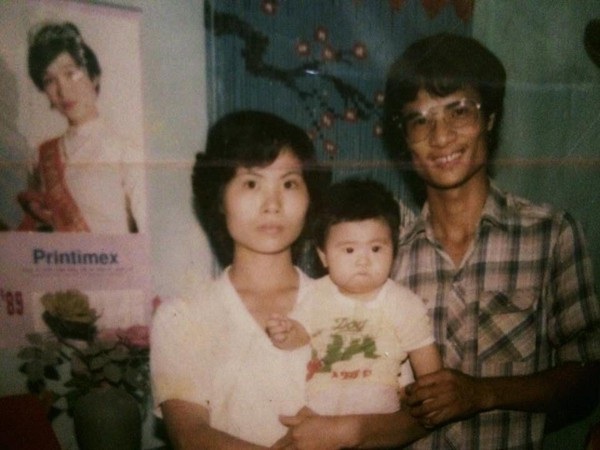 Những sự trùng hợp “định mệnh” đến khó tin của các Hoa hậu, Á hậu Việt Nam - 5 Hoa hậu Ngọc Hân chia sẻ câu chuyện thú vị nhận “vía hên” từ Hoa hậu Bùi Bích Phương. Trên trang cá nhân, Hoa hậu Đặng Ngọc Hân đăng một bức ảnh với tâm sự gây tò mò cho người hâm mộ. Trong ảnh, cô chụp cùng cha mẹ lúc còn nhỏ và phía sau là tấm ảnh lịch có Hoa hậu Bùi Bích Phương. Ngọc Hân viết: “Định mệnh với lây vía là có thật chăng? Chẳng thế mà con bé “mặt thớt” trong ảnh cũng được đội vương miện sau 21 năm giống chị xinh xinh ở tấm lịch kìa (chú thích cho ai chưa nhận ra chị trong tấm lịch là Hoa hậu Việt Nam đầu tiên Bùi Bích Phương đăng quang năm 1988).