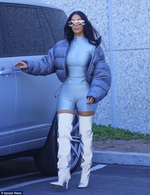 Kim Kardashian gây choáng với trang phục khó hiểu - 1
Kim Kardashian ăn vận kỳ dị ra phố ngày 12/6 vừa qua