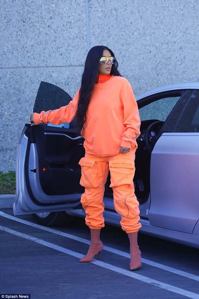 Kim Kardashian gây choáng với trang phục khó hiểu - 3
Những bộ đồ của cô khó có thể khen đẹp...