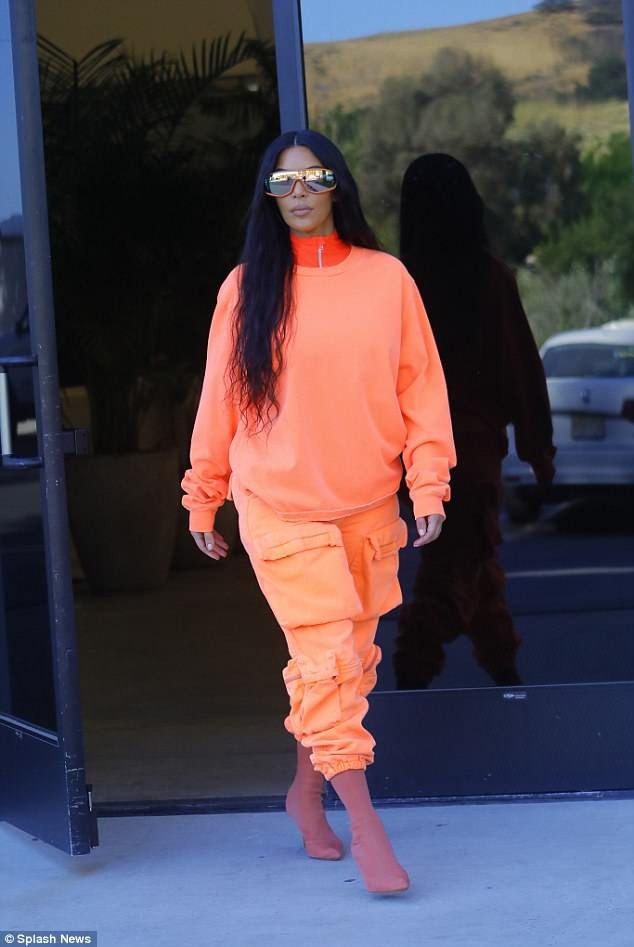 Kim Kardashian gây choáng với trang phục khó hiểu - 8
Chiẹm cô Kim cũng thường mặc đồ do Kanye thiết kế