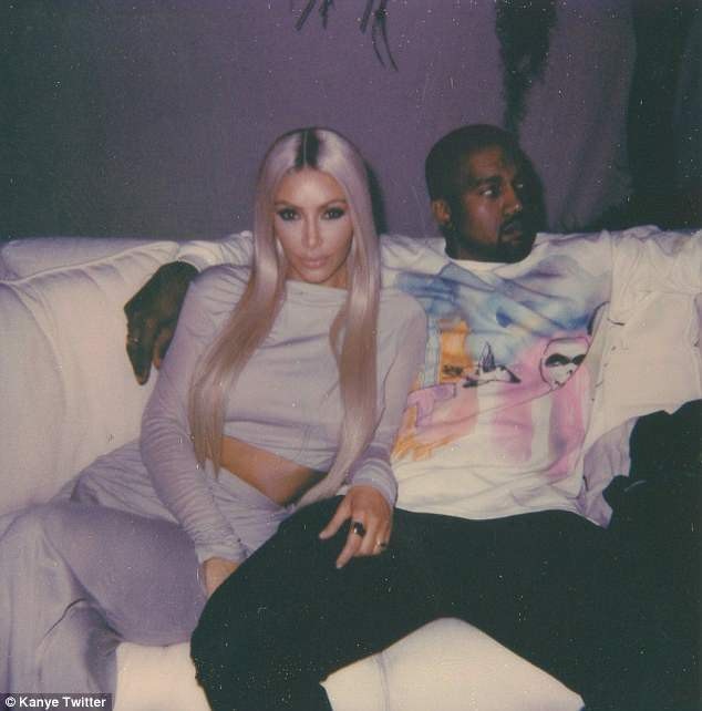 Kim Kardashian gây choáng với trang phục khó hiểu - 9
Hình ảnh hạnh phúc của đôi vợ chồng Kim - Kanye xóa tan tin đồn hôn nhân rạn nứt.