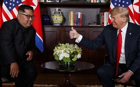 Thông tấn Triều Tiên: Ông Kim Jong-un chính thức nhận lời đi thăm Mỹ - 1
Ông Kim (trái) và ông Trump trong cuộc trò chuyện riêng trong khuôn khổ Thượng đỉnh Mỹ-Triều 12/6. Ảnh: AP.