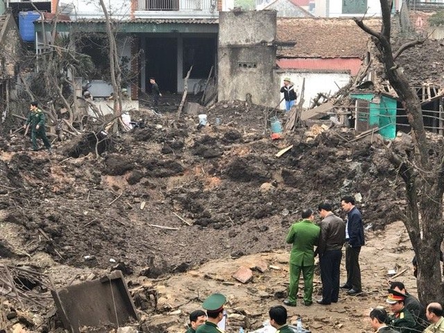 Lập biên bản 2 xe tải chở hàng chục bình chứa nhiên liệu nghi của máy bay - 2 Hiện trường vụ nổ lớn làm 2 người chết ở làng Quan Độ, xã Văn Môn, Yên Phong, Bắc Ninh) làm 2 người chết rạng sáng ngày 3/1 (Ảnh: Trần Thanh)