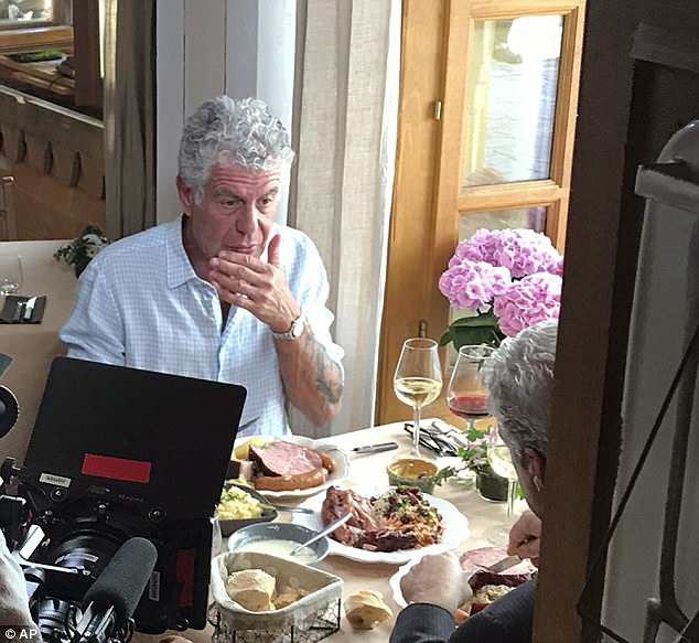 Anthony Bourdain được hỏa táng tại Pháp - 1
Thi thể siêu đầu bếp Anthony Bourdain đã được hỏa táng tại Pháp, vài ngày sau khi ông qua đời (ảnh: 1 trong những bức ảnh cuối chụp Anthony Bourdain trước khi ông tự tử hôm 8/6 vừa qua)