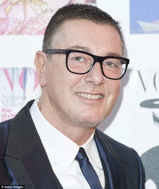 Nhà thiết kế Stefano Gabbana chê Selena Gomez xấu xí - 2
Nhà thiết kế nổi tiếng Stefano Gabbana gây sốc khi comment dưới bức ảnh là: Cô ấy thật xấu xí