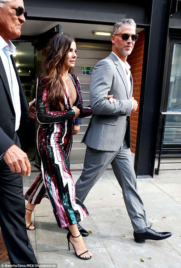 Sandra Bullock và lần hiếm hoi xuất hiện bên bạn trai - 2
Nữ diễn viên xinh đẹp đưa bạn trai tới Anh cùng trong chuyến đi quảng bá phim mới của mình