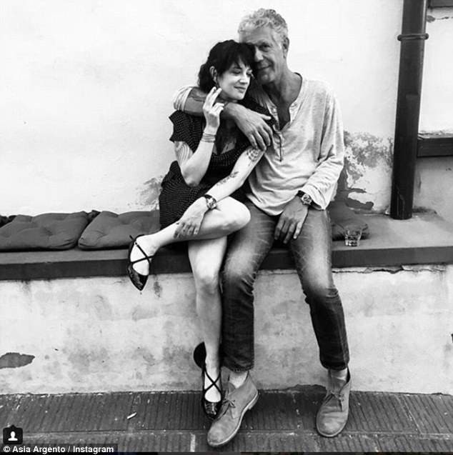Anthony Bourdain được hỏa táng tại Pháp - 3
Người thân đau đớn tột bậc khi nghe tin Anthony Bourdain ra đi. Trong ảnh, Anthony Bourdain và bạn gái Asia Argento