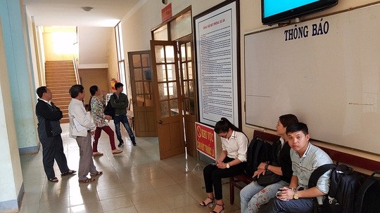 Giám đốc nhắn tin “vu khống” lãnh đạo Sở, lãnh 12 tháng tù giam - 1 Phiên tòa xử kín, nhiều phóng viên, người dân ngồi ngoài phòng xử