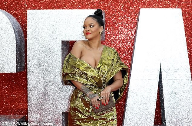 Rihanna mặc váy siêu nhàu dự sự kiện - 4
Những gì cô mặc thường nhanh chóng tạo nên xu hướng mới được giới trẻ đua theo